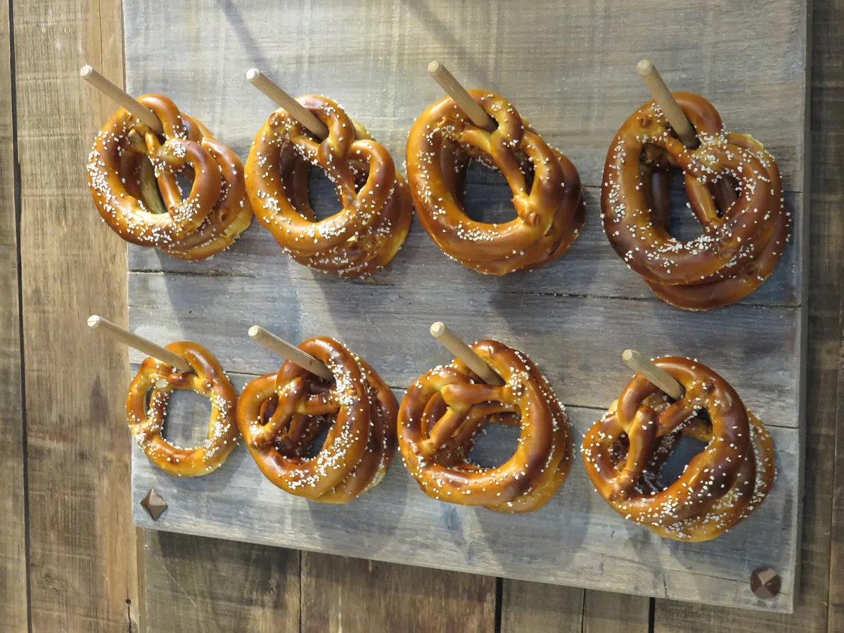 O bretzel alsaciano, salgado e assado até dourar.