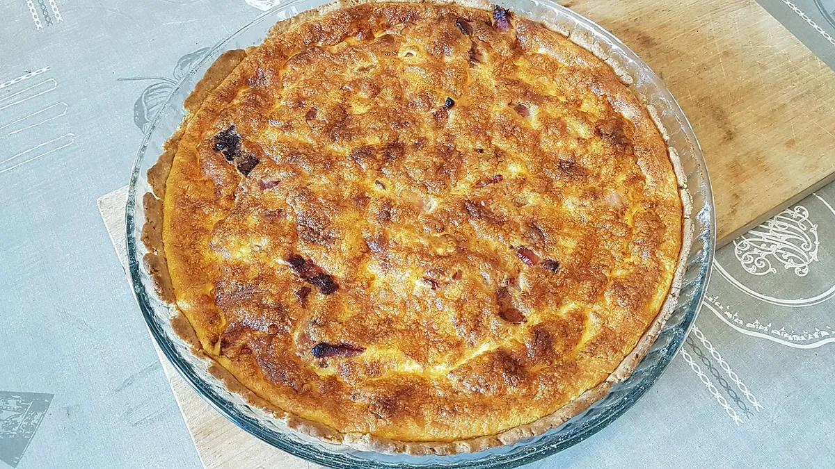 Uma quiche lorraine saindo do forno.